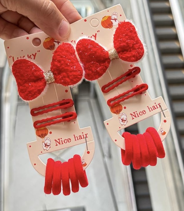 پک کش مو. و گیره انبری قرمز